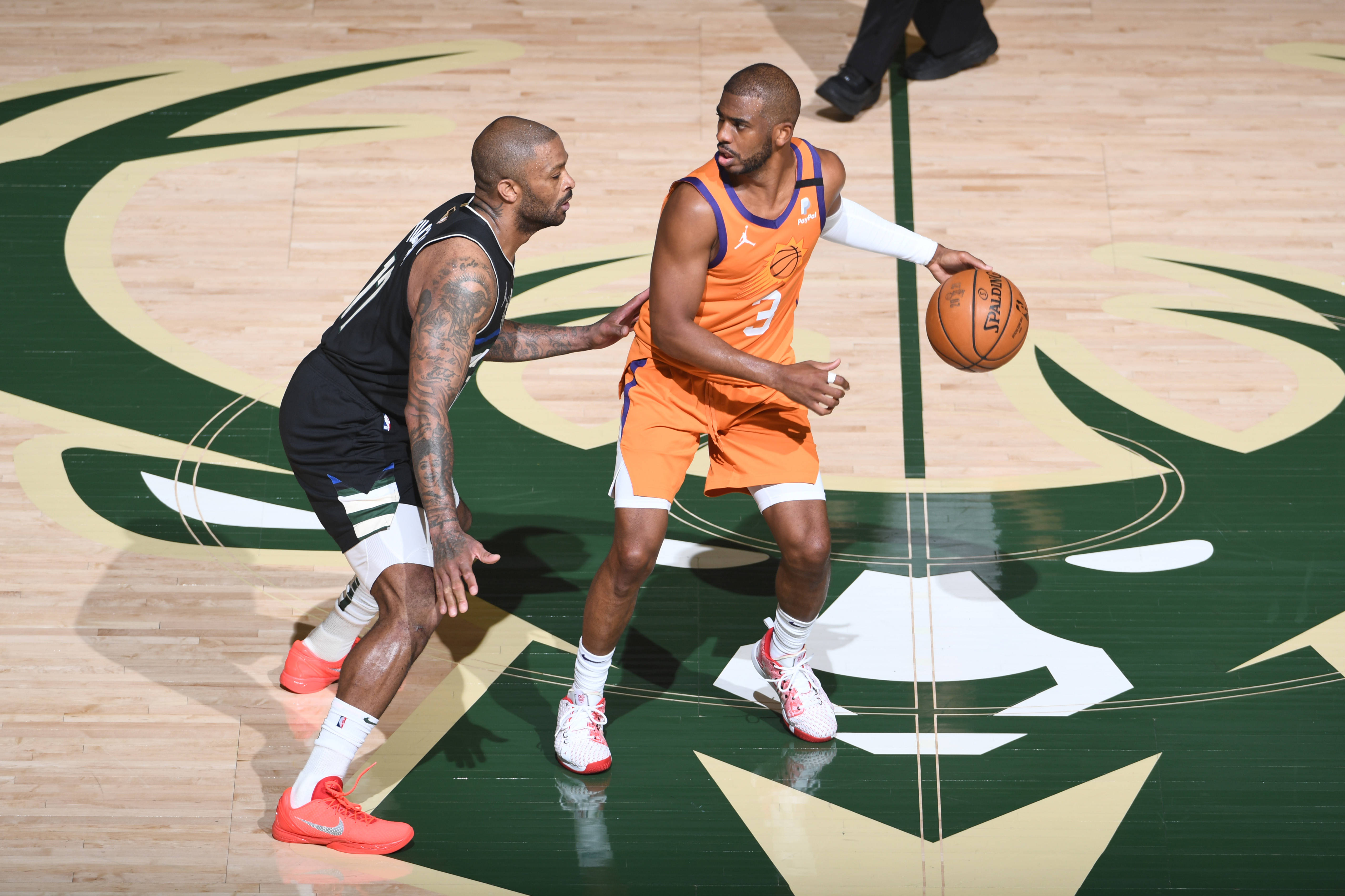 包含圣安东尼奥马刺集结日伤情更新奥兰多魔术回应争议备战欧超杯，现场解说直呼：金州勇士围绕NBA季后赛调整名单的词条